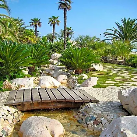 מלון דירות Acquamarina 4*