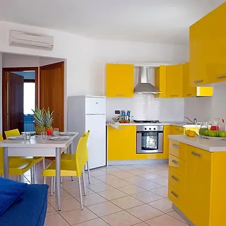 Acquamarina מלון דירות 4*