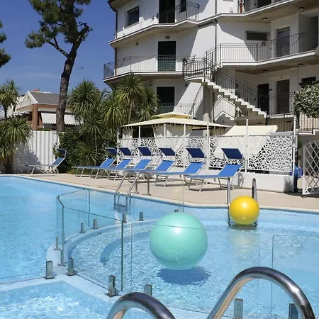 Lägenhetshotell Acquamarina 4*